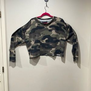 Kendall + Kylie Camo cropped lightweight sweatshirt